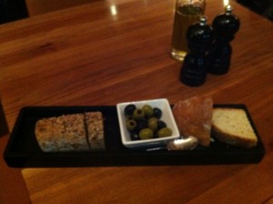 Brot und Oliven zum Gedeck