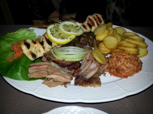 Kreta Teller - Gyros, Lammkoteletts , Hühner-Souvlaki dazu Reis, Bratkartoffeln und Bauern-Salat