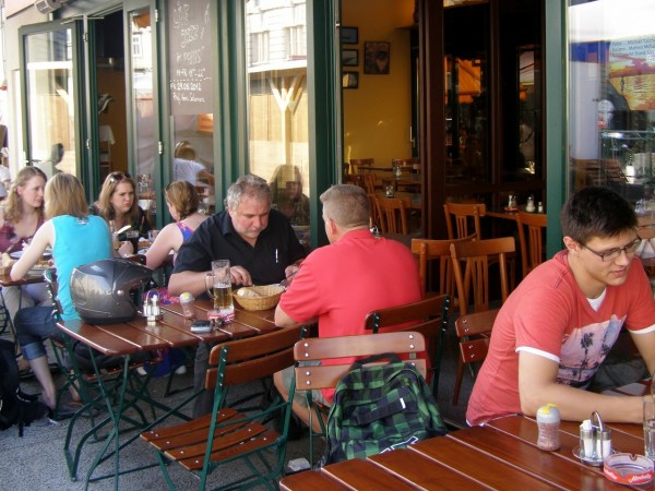 Im Gastgarten sieht man saubere Tische - Papas - Wien