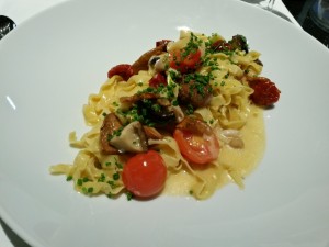 Tagliatelle / Pilze / Kräuter / Tomate 