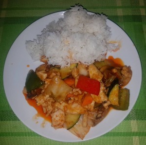 Wok Hühnerfleisch mit Gemüse in roter Thai-Curry Paste (scharf)