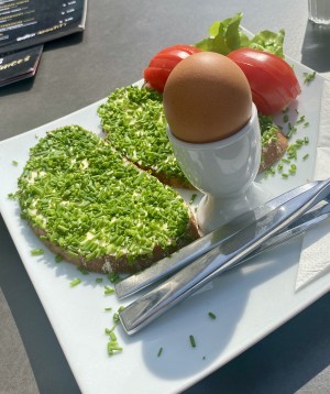 Schnittlauch-Brot &amp; weiches Ei… herrlich frisch geschnitten, aromatisch und das Ei perfekt!