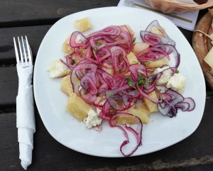 Die Vorspeise beim WWW, genialer Graukas mit Zwiebel..... - Weingut Walter Wien - Wien