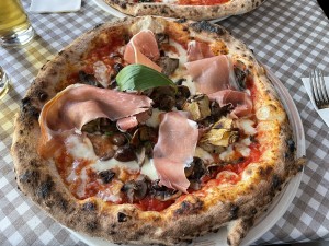 Pizza Capricciosa, für mich eine der besten der Stadt.