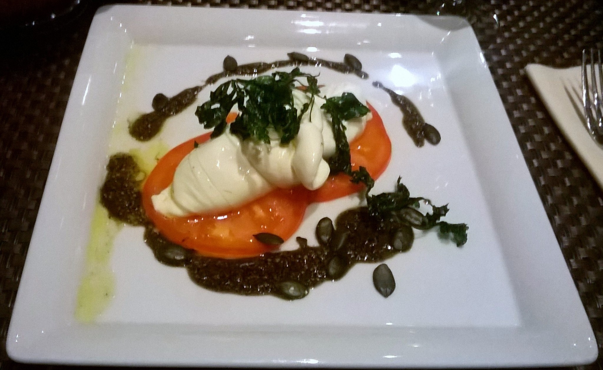 Burrata, Paradeiser, Kürbiskernpesto, herrlich.... - TERRA ROSSA - Wien