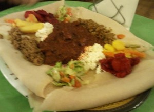 Platte mit Rind und gebratenem Kifto - Ethiopian Restaurant / Äthiopisches Restaurant - Wien