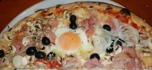 Pizza Amore + Spiegelei und Knoblauch