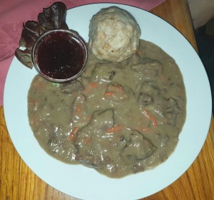 Rehragout mit Semmelknödel