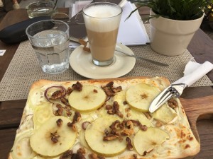 Flammkuchen mit Camembert, Birnen und Nüssen