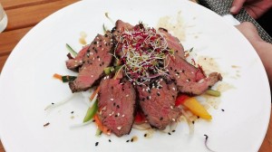 Thai Beef Salat - Rinderhüfte gebraten Gurken Sprossen Karotten Paprika Reisnudeln