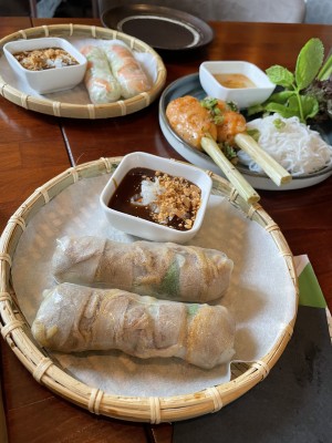 Sommerrollen-Duo mit Shrimps und Ente sowie Garnelenfaschiertes auf Zuckerrohr. - Saigon - Wien