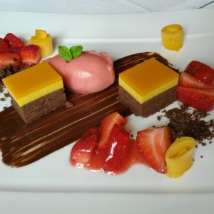 Mango und Schokolade - zweierlei Mousse mit marinierten Erdbeeren, ... - Forsthaus - FISCHBACH