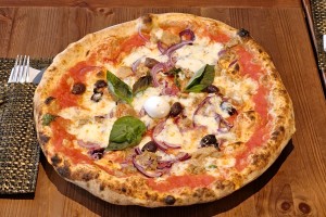 Bella Compagnia - Pizza Tonne e Cipolla - Teig mittelmäßig aroma- und ... - Bella Compagnia - Wien