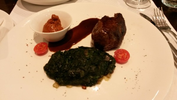 Filetsteak vom argentinischen Rind mit Spinat und Pommes (sind auf dem Foto ... - Fleming´s Brasserie & Wine Bar - Wien
