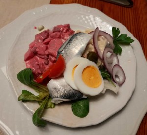 Zweierlei Heringssalate als Vorspeise (Gemüse&RoteRübe) 9,00 - Gasthaus zu den Linden - Gaaden