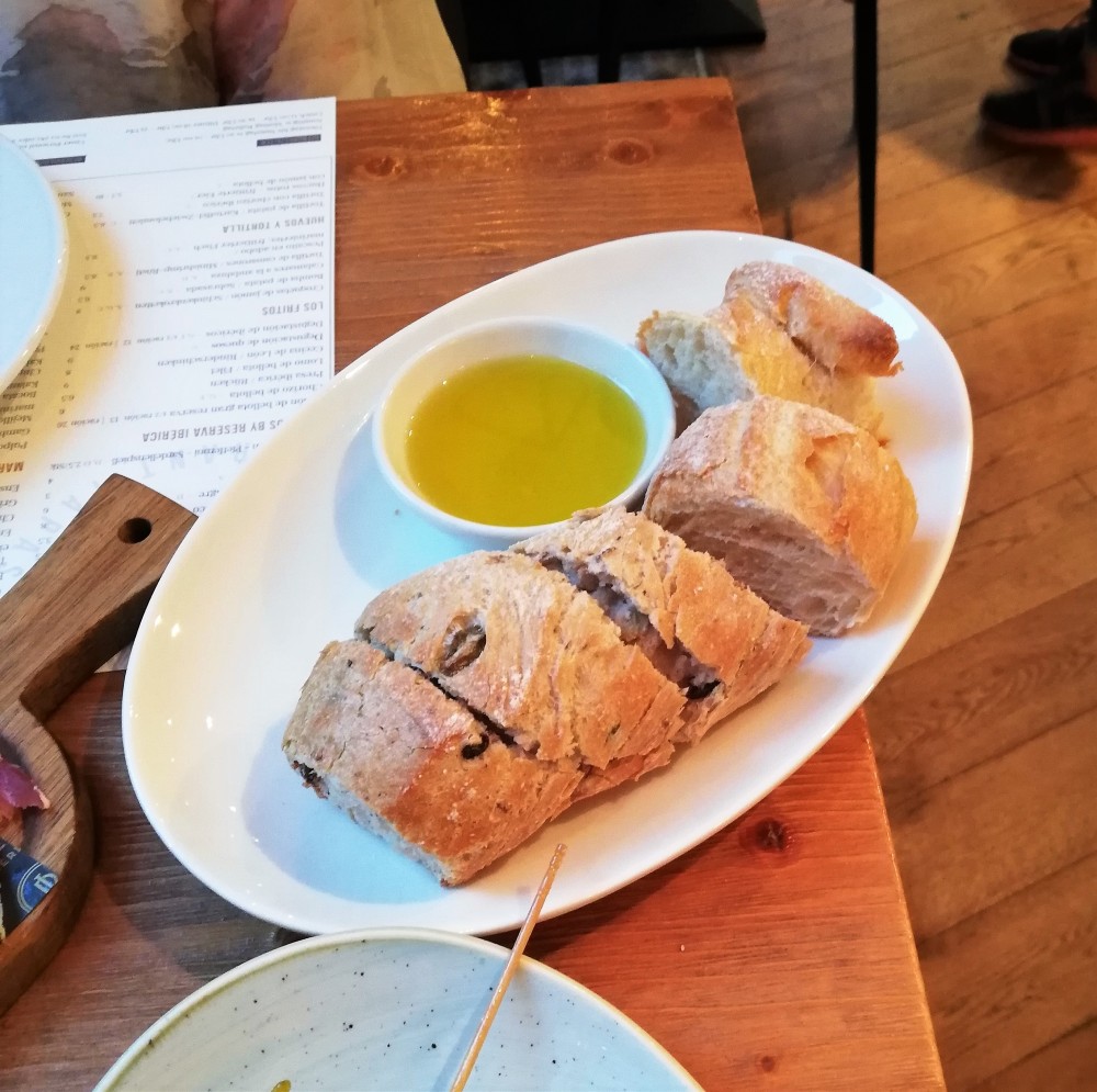Brot vom Feinsten mit herrlichem Olivenöl - Paco - Wien
