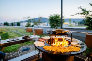 OFYR-Grill auf der Dachterrasse