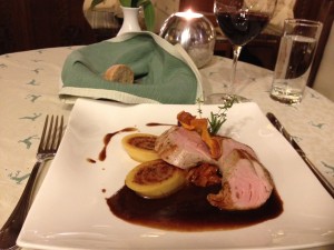 Rosa gebratenes Filet vom Tullnerfeldschwein mit Bayrischkraut und ... - Hotel Hubertushof - Anif