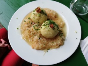 Grammelknödel sehr gut, vor allem das Innenleben, das Kraut krampensauer..... Die Weine haben ...