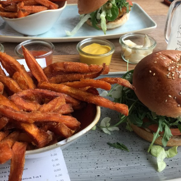 Burger selbstzusammengestellt + Süßkartoffel Fries sind ein Muss!! - Le Burger - Wien