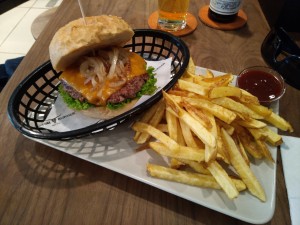 Burger (Meat, Cheddar, Grilled Onion, Cocktailsauce) dazu Pomnommes und BBQ ... - Omnom Burger - Wien