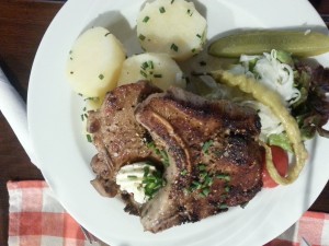Dorfstadl-Kotelett mit Petersilkartoffeln statt Pommes - Restaurant Dorfstadl - Mörbisch