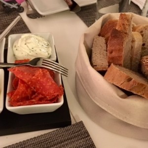 Gedeck (Brot, Chorizo, Aufstrich) - Weinlokal Weritas Wagram - Kirchberg am Wagram