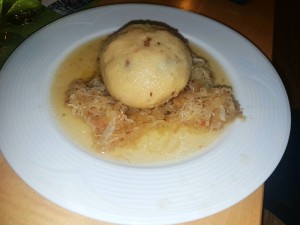 Grammelknödel mit Sauerkraut - Heuriger Rumpler - St.Veit