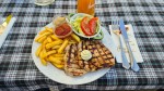 Karreesteak mit Kräuterbutter, Pommes und Salat - Josef's Almkuchl - Baden