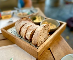 Öfferl Brot mit einer unglaublich guten Butter und einem ebenso ... - Buxbaum Restaurant - Wien