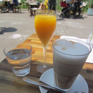 frischer Orangensaft und eine Latte zum Frühstück - nelke - café am markt - Wien