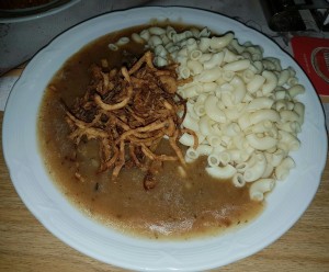 Zwiebel-Rinderbraten mit Hörnchen und Saft