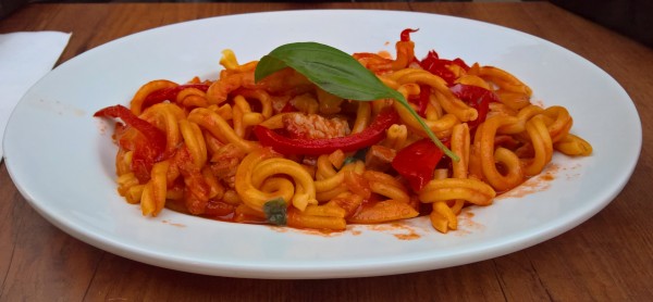 Strozzapreti mit Speck, Salsiccia und Paprika. - L'Osteria - Wien