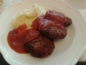 Fleischlaberln mit Püree und Tomatensauce - Landhof Steinbäck - St.Stefan