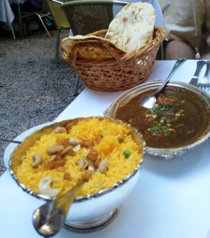 Nan-Brot, Rindfleischgericht, Pullao-Reis 
