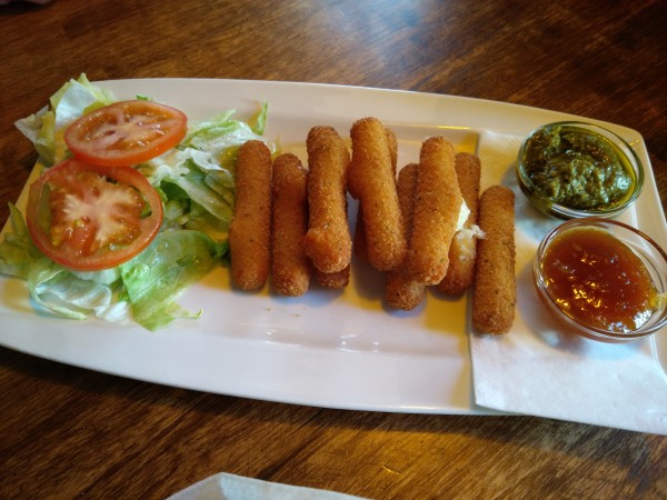 Mozzarella Sticks mit Basilikum-Pesto und Marillenchutney - The Golden Harp II - Wien