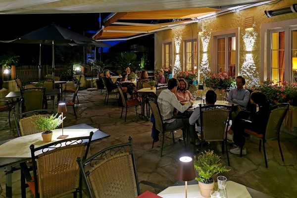 Der Gastgarten in stimmiger Abendbeleuchtung - live noch besser als auf der ... - NockenToni - Bad Ischl