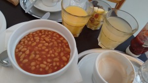 Baked Beans, Säfte und im Hintergrund das frische Obst - Breakfast Club - Wien