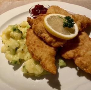 Sehr braves Wiener - der Erdäpfel-Gurkensalat ok - Cafe Fritz - Lech