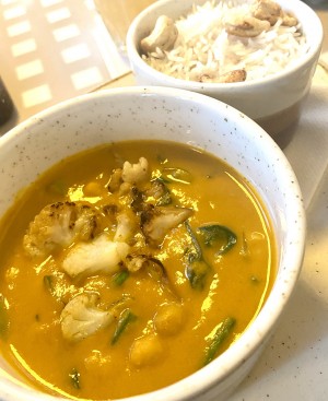 Curry mit geröstetem Karfiol u.  Kichererbsen dazu Reis mit Cashewnüsse - ein Geschmacksbombe ...