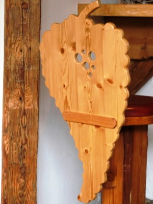 Ambiente - Aus Holz stilisierte Weintraube - KulmiNarium - Haus im Ennstal
