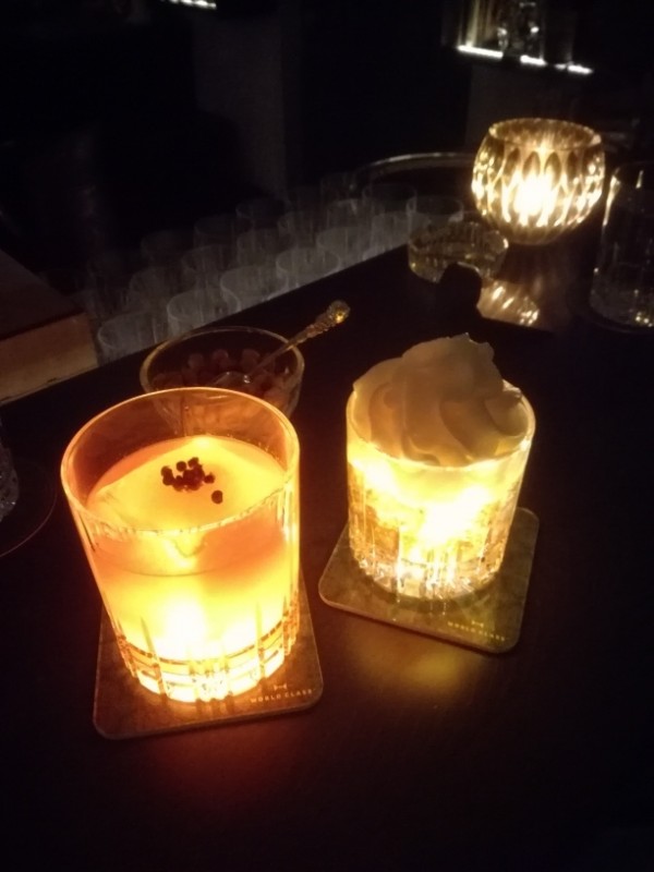 Links ein Gincocktail ohne Namen, rechts ein Dark&Stormy - Josef Cocktail Bar - Wien