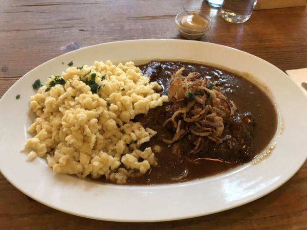 Gedünsteter Zwiebelrostbraten mit Spätzle-butterweich, für mich derzeit der ... - Bierhof Bad Vöslau - Bad Vöslau