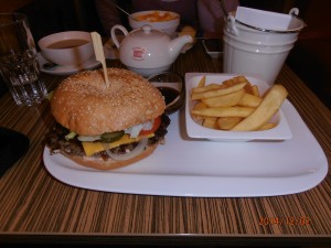 Texasburger mit Pommes, welche ganz in Ordnung waren. - Cafe Maximilian - Wien