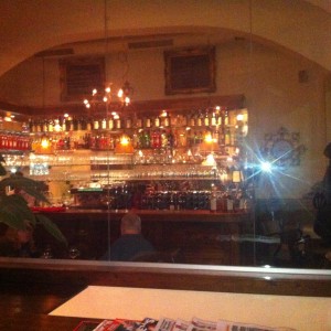 Hinter der Rauchertrennwand befindet sich eine nette Bar - Francesco - Wien