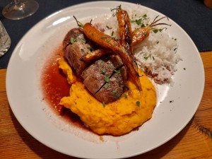 Entenbrust mit Kürbispürree, geschmorten Ofenkarotten, Orangenweinsauce und Reis - Edelsberger Wirtin - Baden