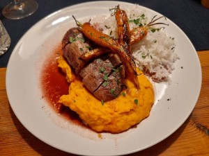 Entenbrust mit Kürbispürree, geschmorten Ofenkarotten, Orangenweinsauce und Reis