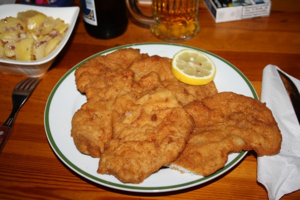 Wr. Schnitzel, (3Stk)
(sorry, aber es wurde schon angeschnitten bevor ich es ... - Heurigenrestaurant Peter Binder - Wien