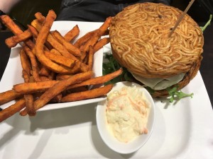 "The last Samurai" - Ramen Noodle Burger mit Süßkartoffelpommes - Granola - Seiersberg