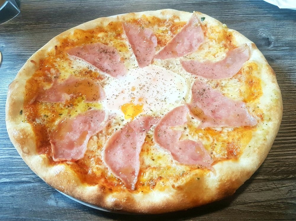 Pizza Cardinale mit Ei - Pizzeria Alfonso - Alland